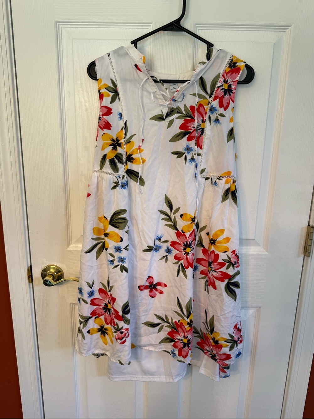 Old Navy Women’s White Multicolor Floral Sleeveless Blouse, size Medium